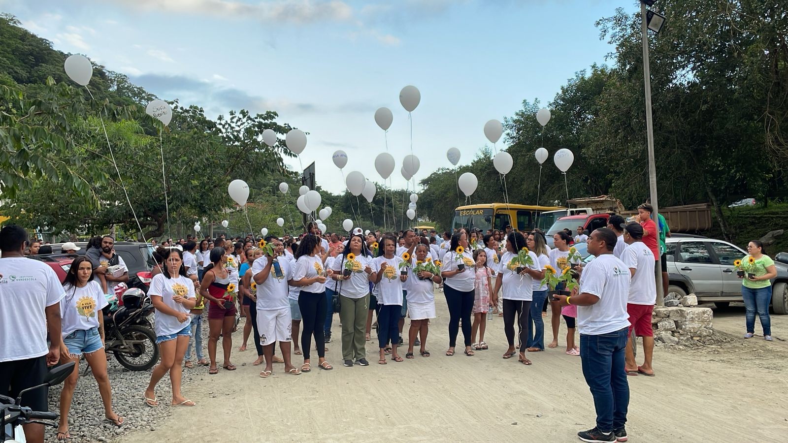 Parentes e amigos soltam balões brancos em homenagem às vítimas da tragédia em São Sebastião, SP