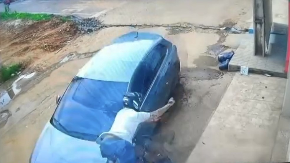 Veja momento em que motociclista é atropelado. — Foto: Reprodução