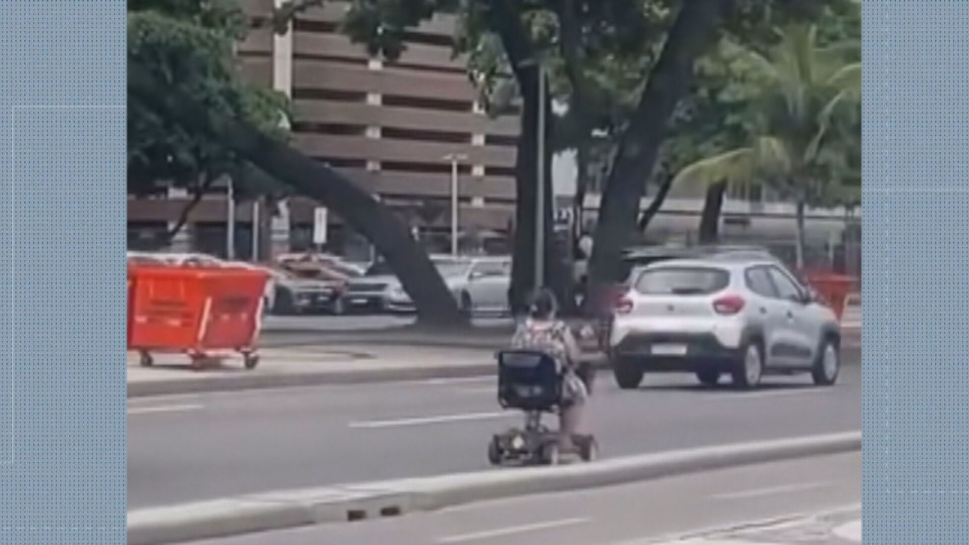 Mulher em cadeira motorizada se arrisca no trânsito da Avenida Atlântica, em Copacabana; VÍDEO 