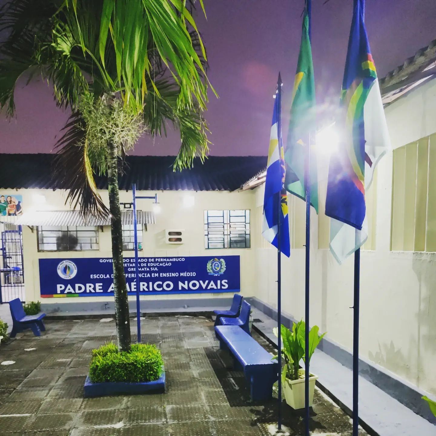 Adolescente é levado para hospital após ser agredido em banheiro de escola estadual de referência por outro aluno