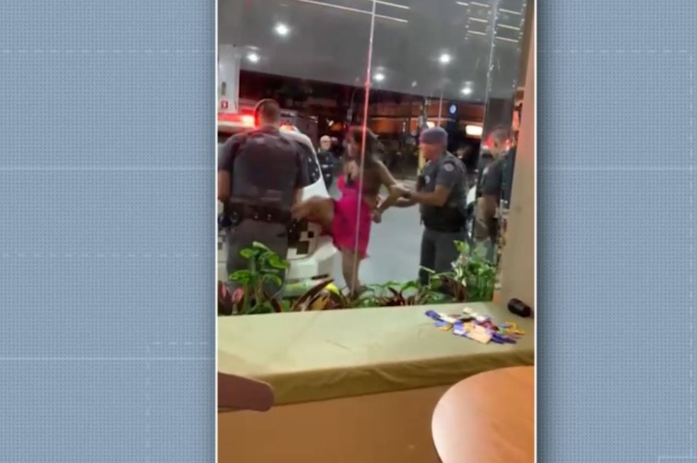 Ex-panicat Ana Paula Leme agrediu policial militar ao ser presa por embriaguez em Campinas — Foto: Reprodução/EPTV