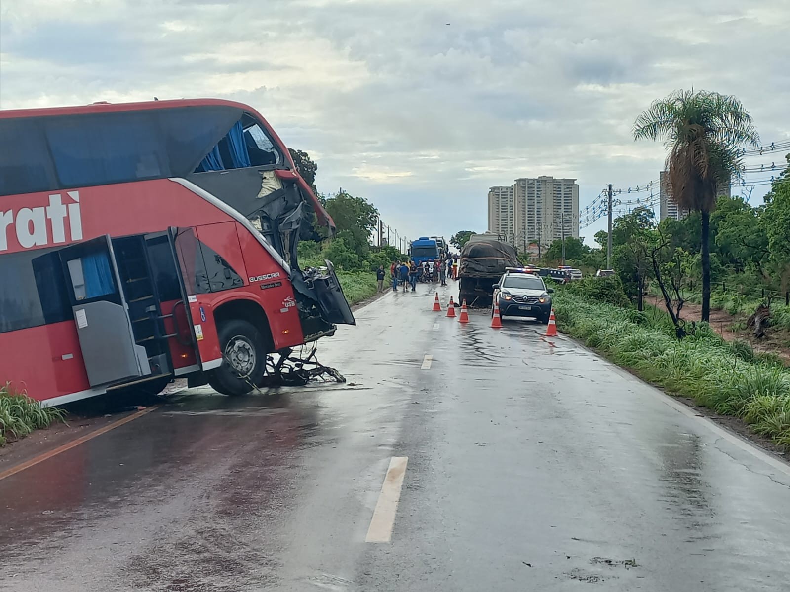 Três passageiros de ônibus envolvido em acidente que matou motorista seguem internados em Cuiabá; 8 já receberam alta