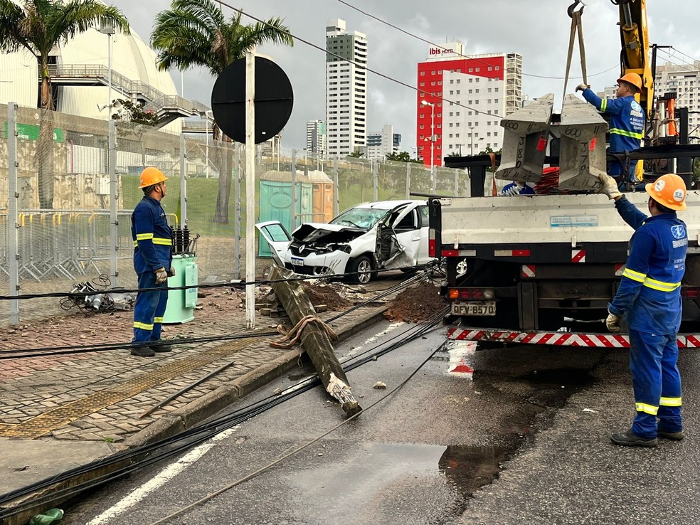Motorista alcoolizado perde controle de carro e derruba poste no entorno da Arena das Dunas, em Natal — Foto: Foto: Vinicius Marinho/Inter TV Cabugi