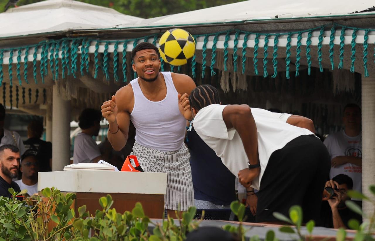 Astro da NBA Giannis Antetokounmpo joga altinha e prova feijoada em Copacabana