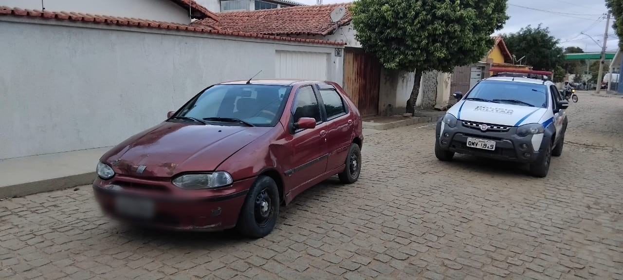 Motorista é preso por dirigir embriagado após ser flagrado pela PM dormindo ao volante 