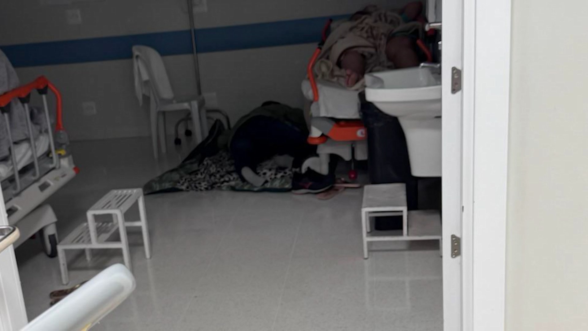 HC-UFU tem improvisação, macas em corredores e acompanhantes no chão  devido à superlotação