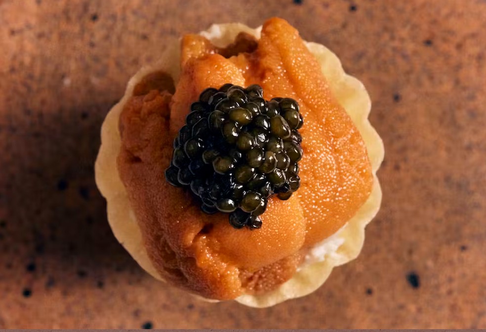Torta de caranguejo com caviar, do Bangkok Supper Club, de Nova York — Foto: Divulgação
