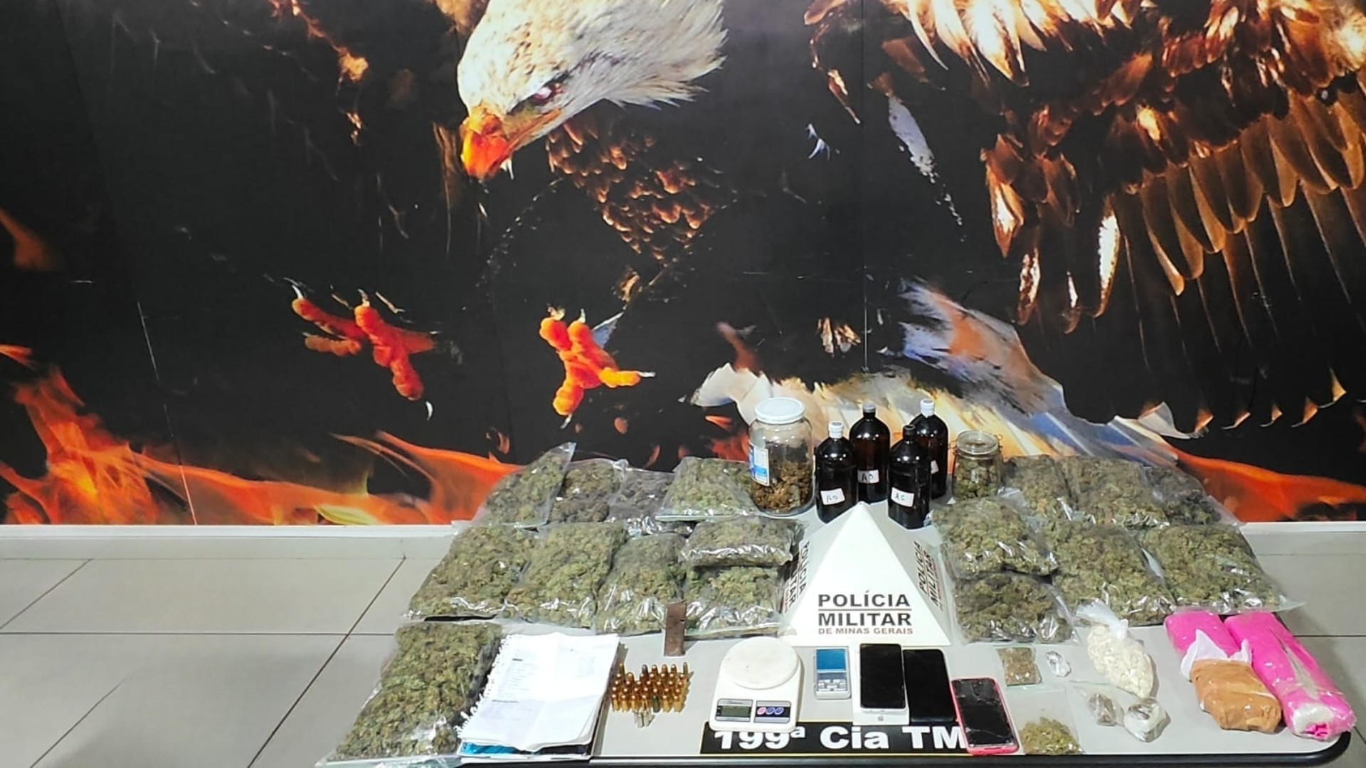 PM prende suspeito de roubo e tráfico de drogas em Uberlândia