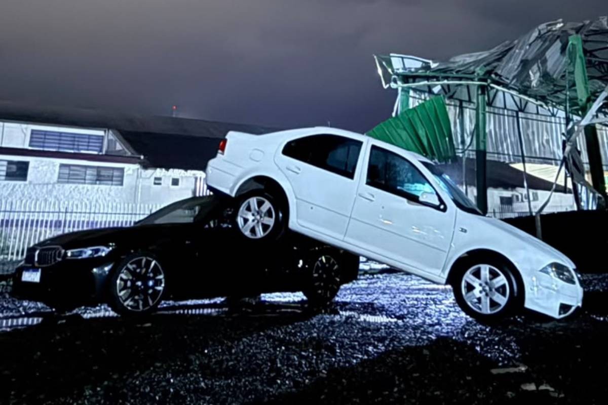 Com ventos de mais de 100 km/h, Paraná tem catedral destelhada e carro levantado durante tempestade; veja imagens