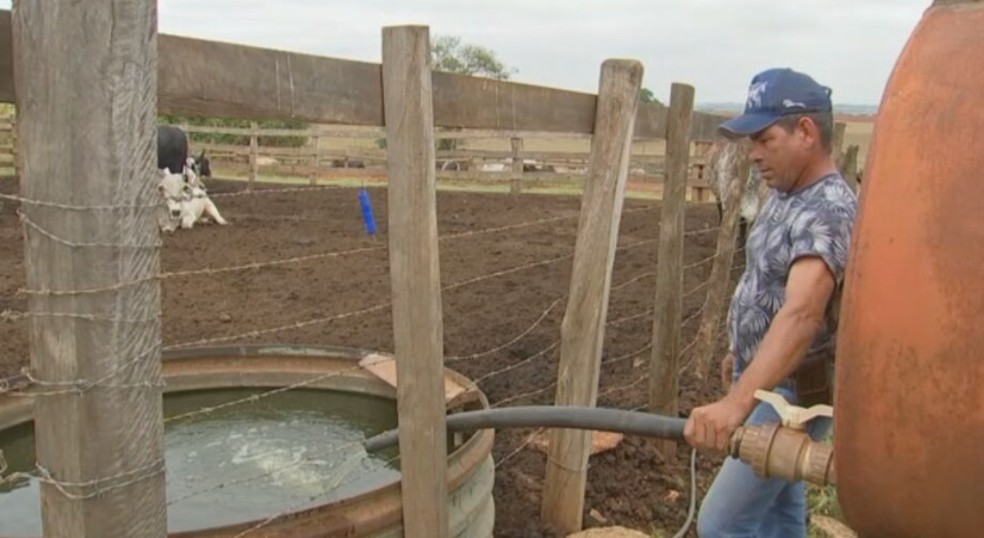 Sem energia, a propriedade está sendo abastecida por um gerador, e a água para o gado precisa ser transportada em um tanque puxado por trator. — Foto: Reprodução/TV TEM