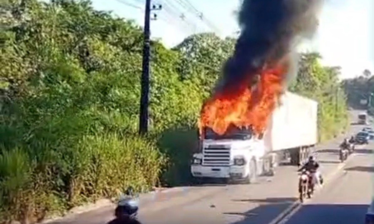 VÍDEO: Caminhão pega fogo em avenida do Distrito Industrial de Manaus