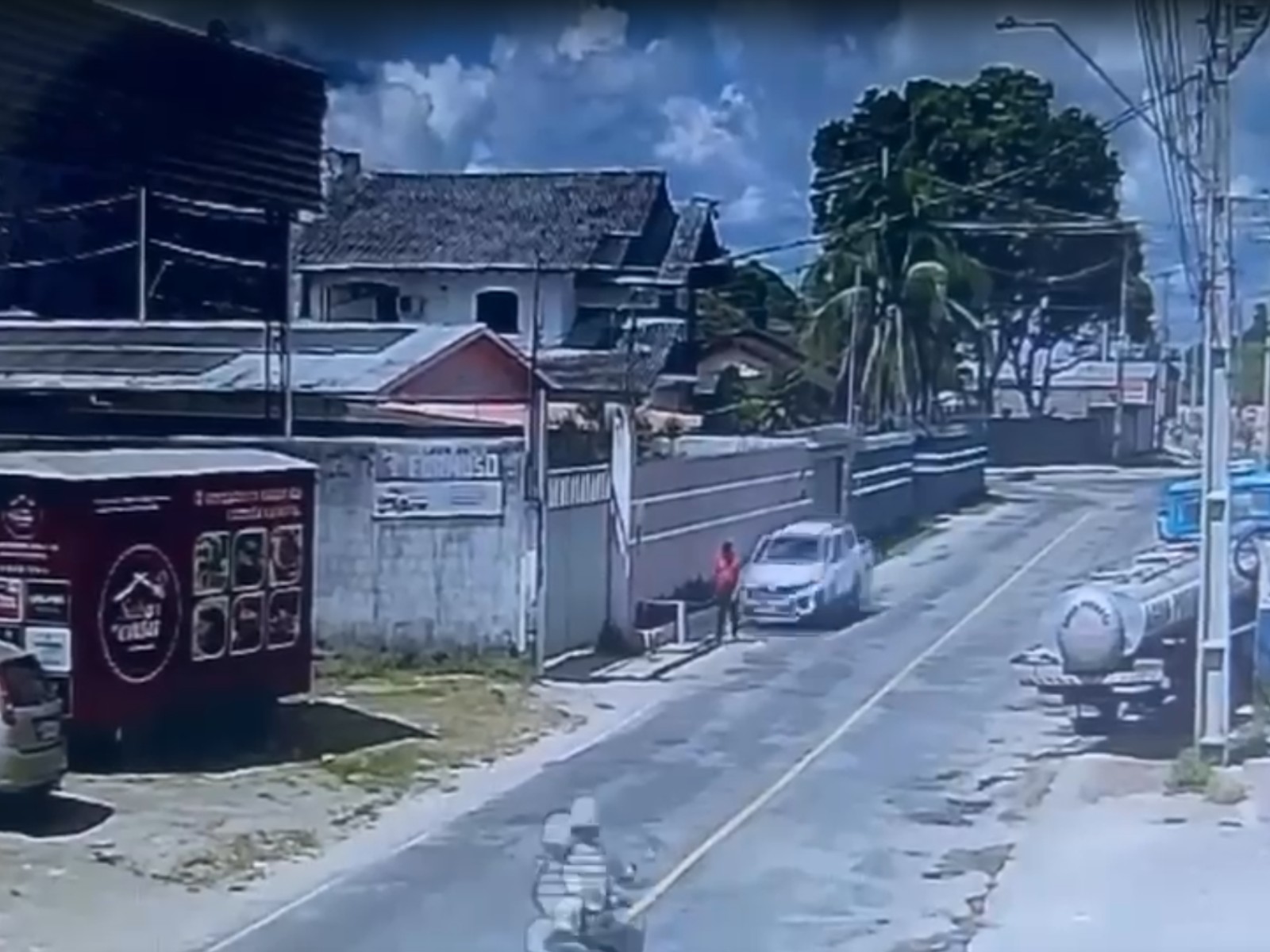 VÍDEO: Pastor é atropelado e morto por carro quando caminhava em rua no Acre; motorista fugiu