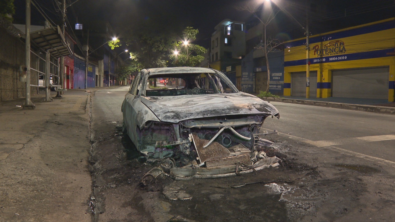 BMW pega fogo em avenida movimentada de Belo Horizonte; VÍDEO