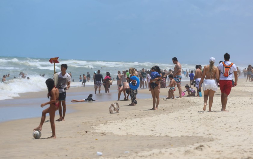 Pesquisa revela que 78% dos lixos plásticos encontrados nas areias das praias do Ceará vieram da África