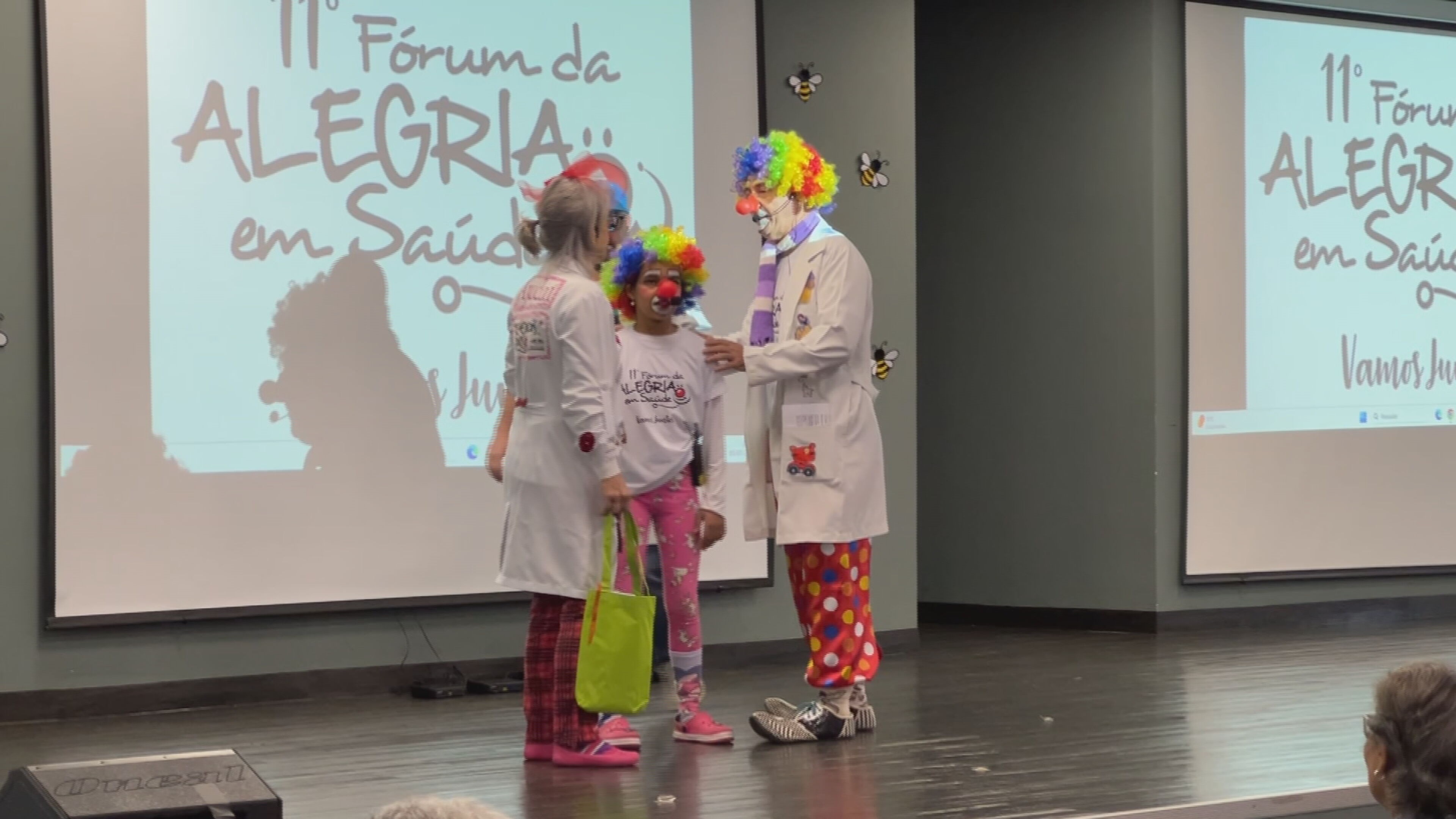 Avô e neta dividem nariz de palhaço em projeto que alegra pacientes internados em hospital no interior de SP: 'Passar valores'