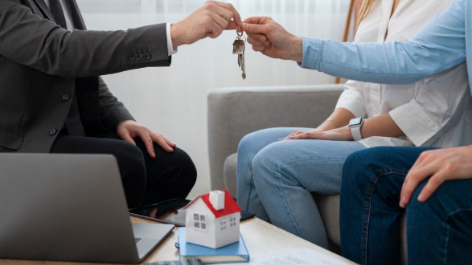 O Checklist do Proprietário: Por Que Exigir a Fiança Locatícia da Liveb Bank