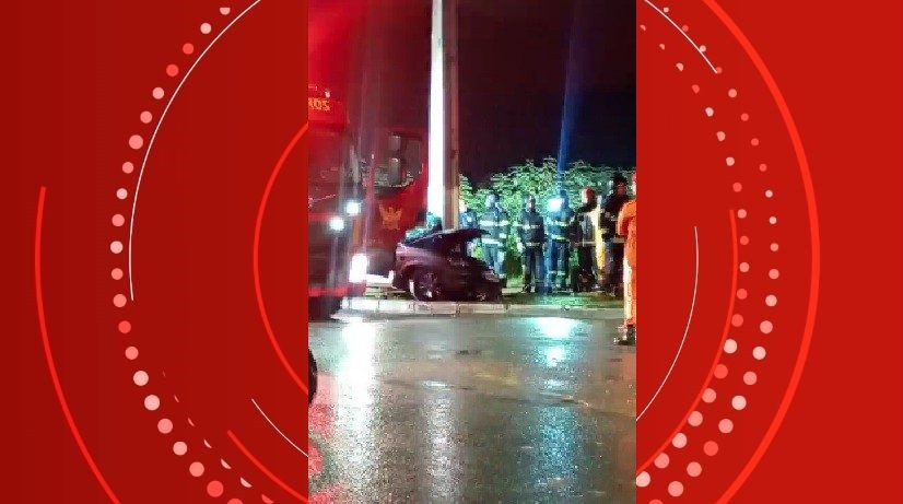 VÍDEO: Motorista morre após perder controle do carro e bater em poste na parte alta de Maceió
