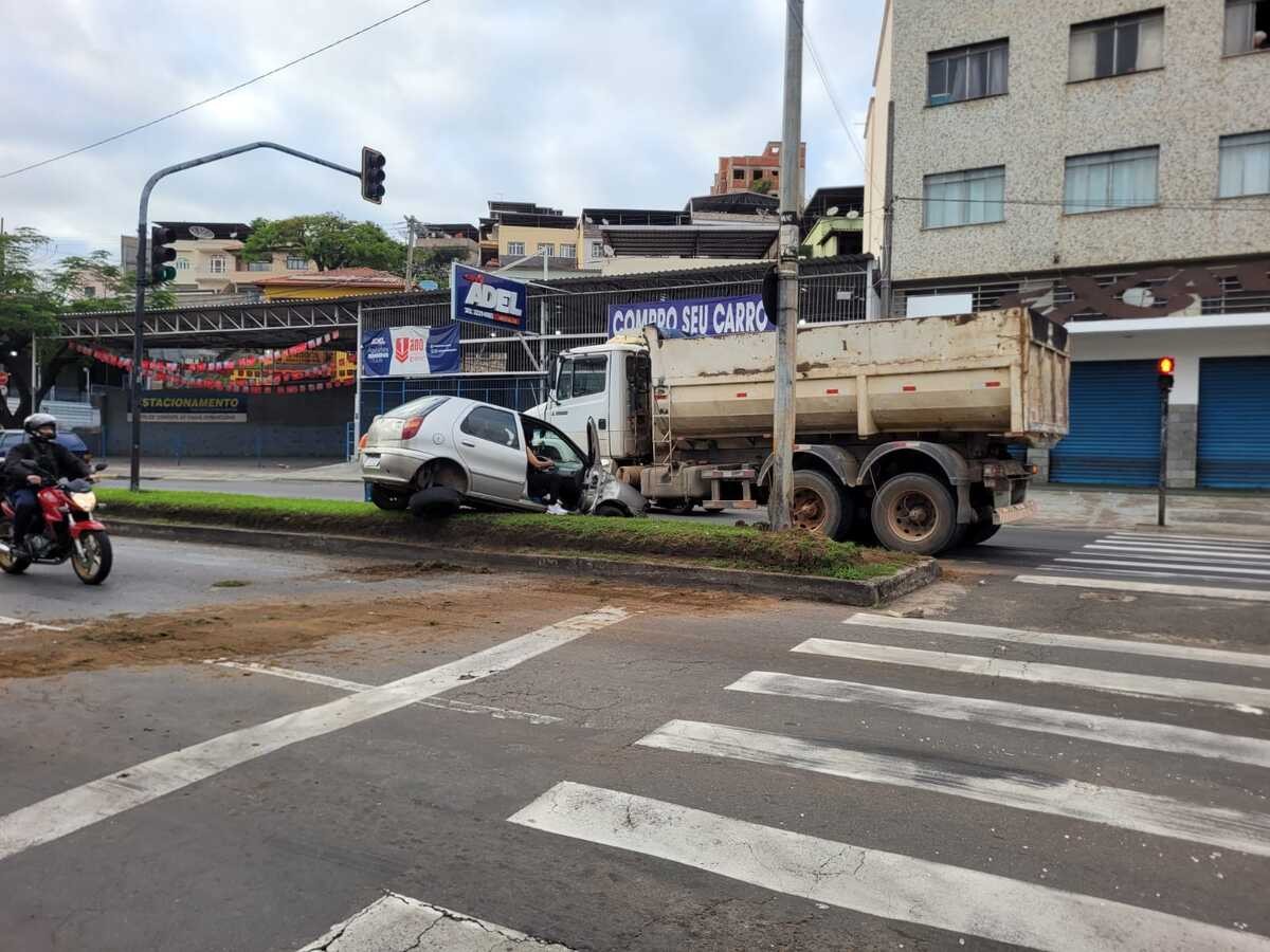 Carro invade canteiro da Avenida JK após batida com caminhão em Juiz de Fora