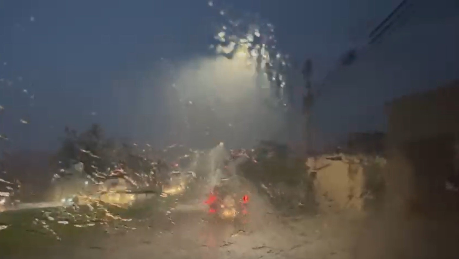 Temporal com ventos fortes e raios afeta fornecimento de energia em Limeira