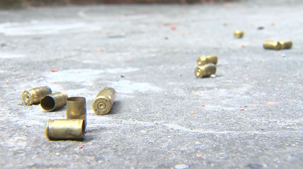Cápsulas de munição no chão — Foto: Reprodução/TV Gazeta