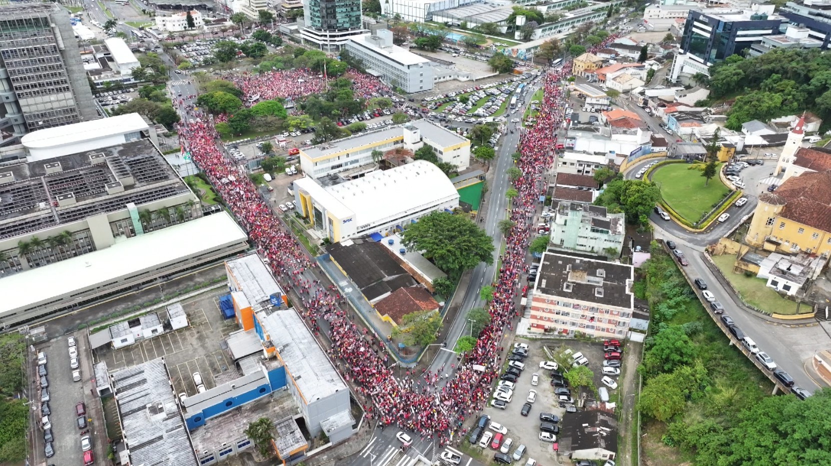 Apoiadores de Lula fazem passeata pelas ruas do Centro de Florianópolis