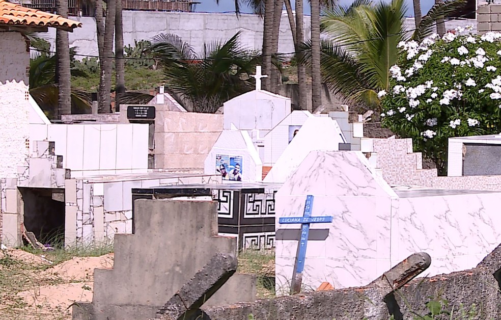 Cruzes são depredadas em cemitério de Aracaju — Foto: Alan Magalhães/TV Sergipe