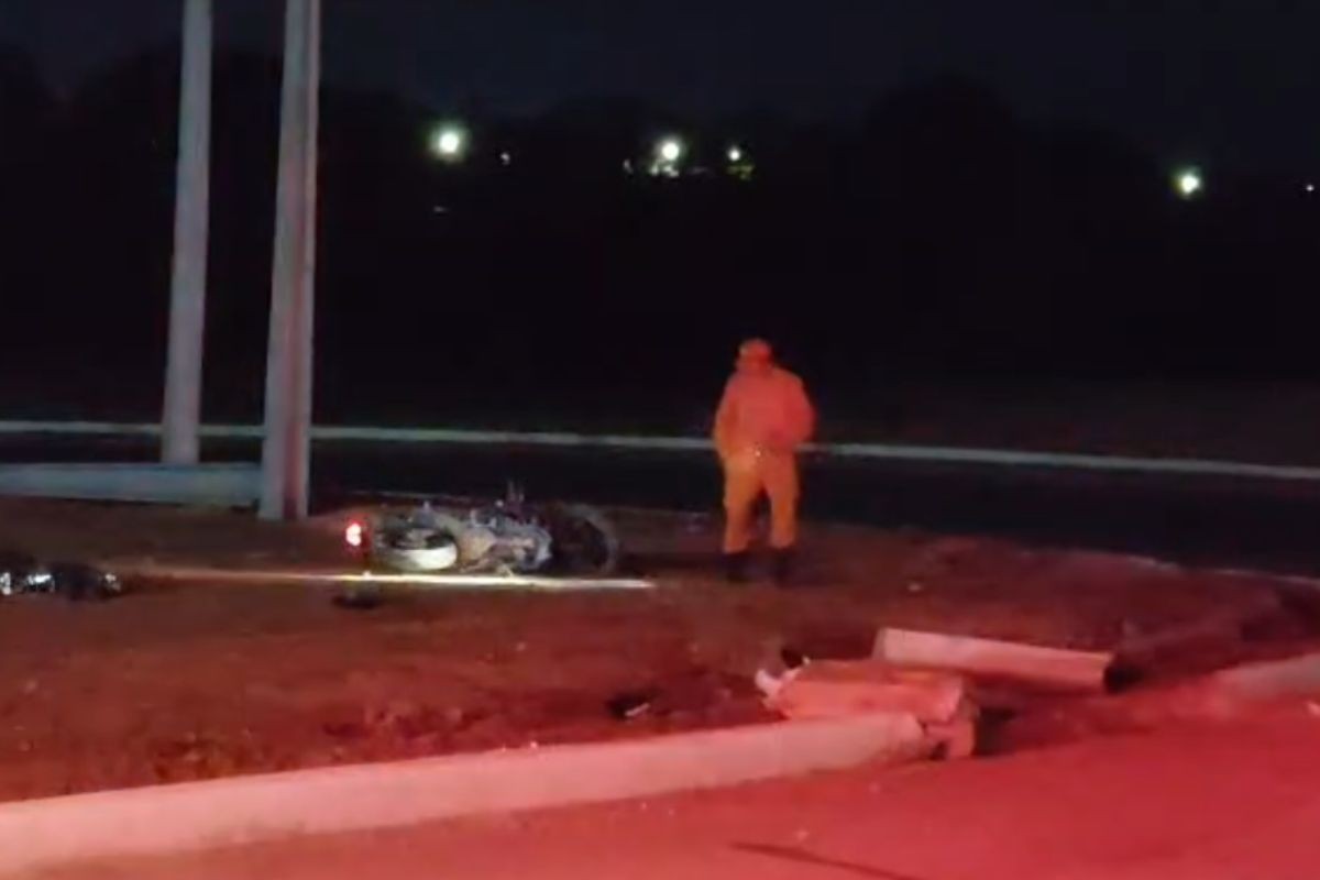 Motociclista e passageiro morrem após acidente em rotatória de Alta Floresta (MT) 