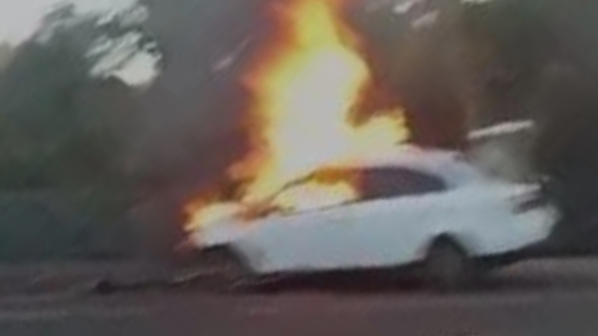 Motorista passa mal, bate em estrutura e carro pega fogo em Uberaba