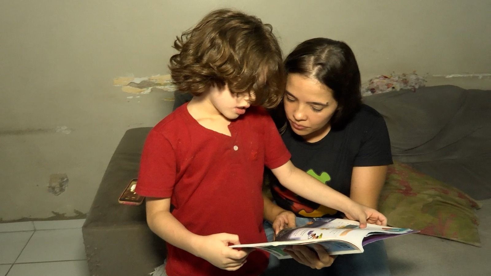 Menino autista de 8 anos teve só três dias de aula em Teresina por falta de acompanhante especializado, diz mãe