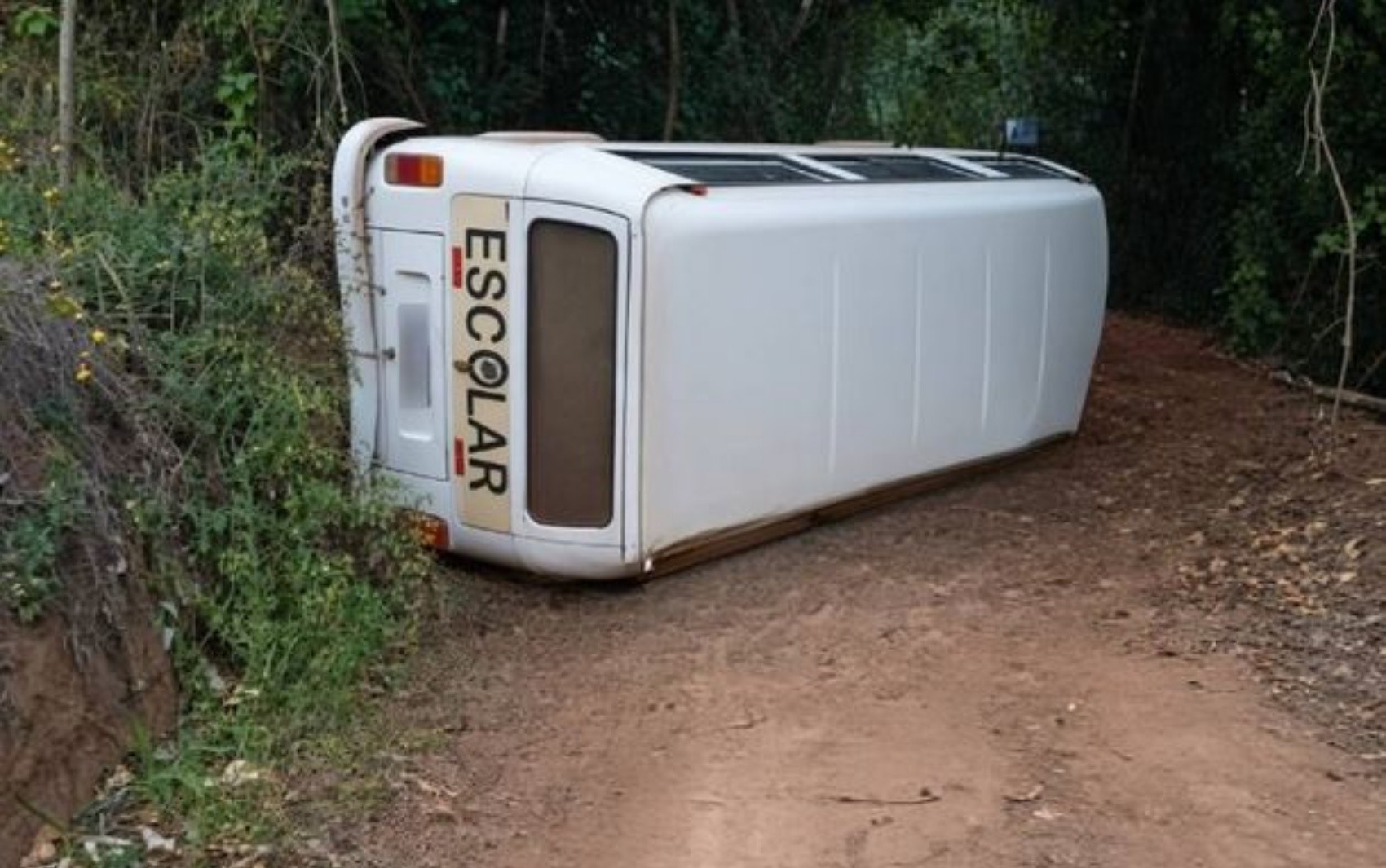 Kombi escolar tomba em estrada rural de Poço Fundo e estudante fica ferida