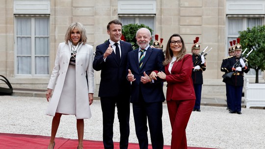 É #FAKE que vídeo mostre Macron e Janja se cumprimentando com selinho em Paris