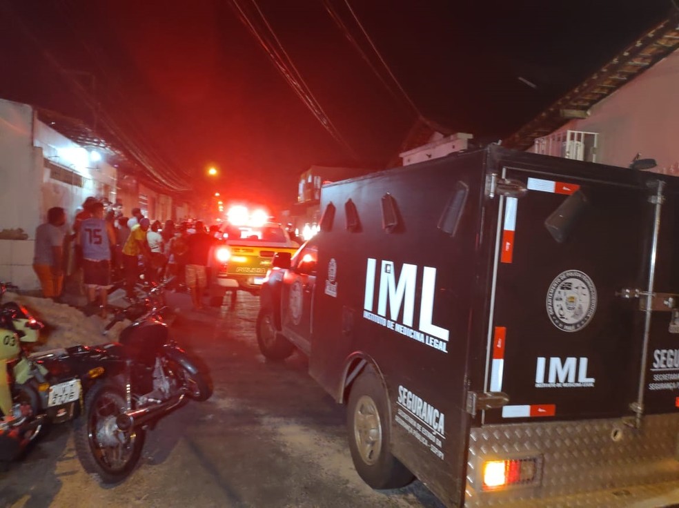 Carro do Instituto Médico-Legal (IML) em Teresina — Foto: Ravi Marques/TV Clube