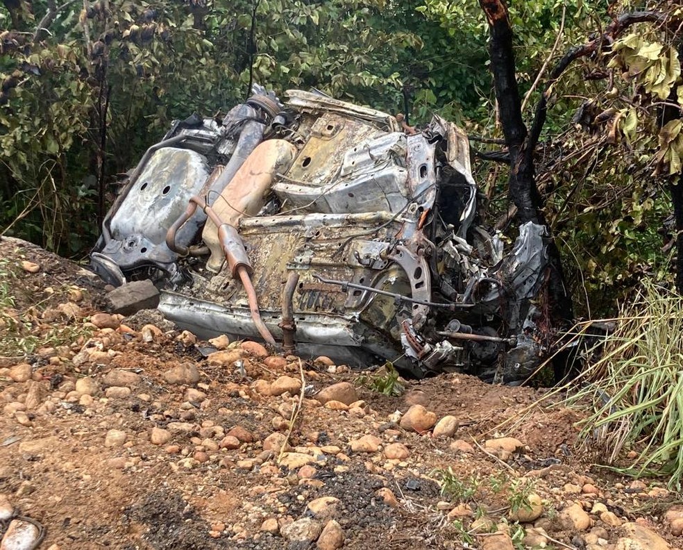 Carro em que as vítimas estavam capotou e pegou fogo — Foto: Bombeiros/Divulgação