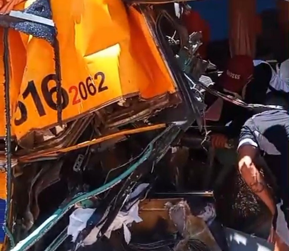 Ônibus do Águia ficou destruído após batida no Tocantins — Foto: Gustavo Sousa / Águia de Marabá