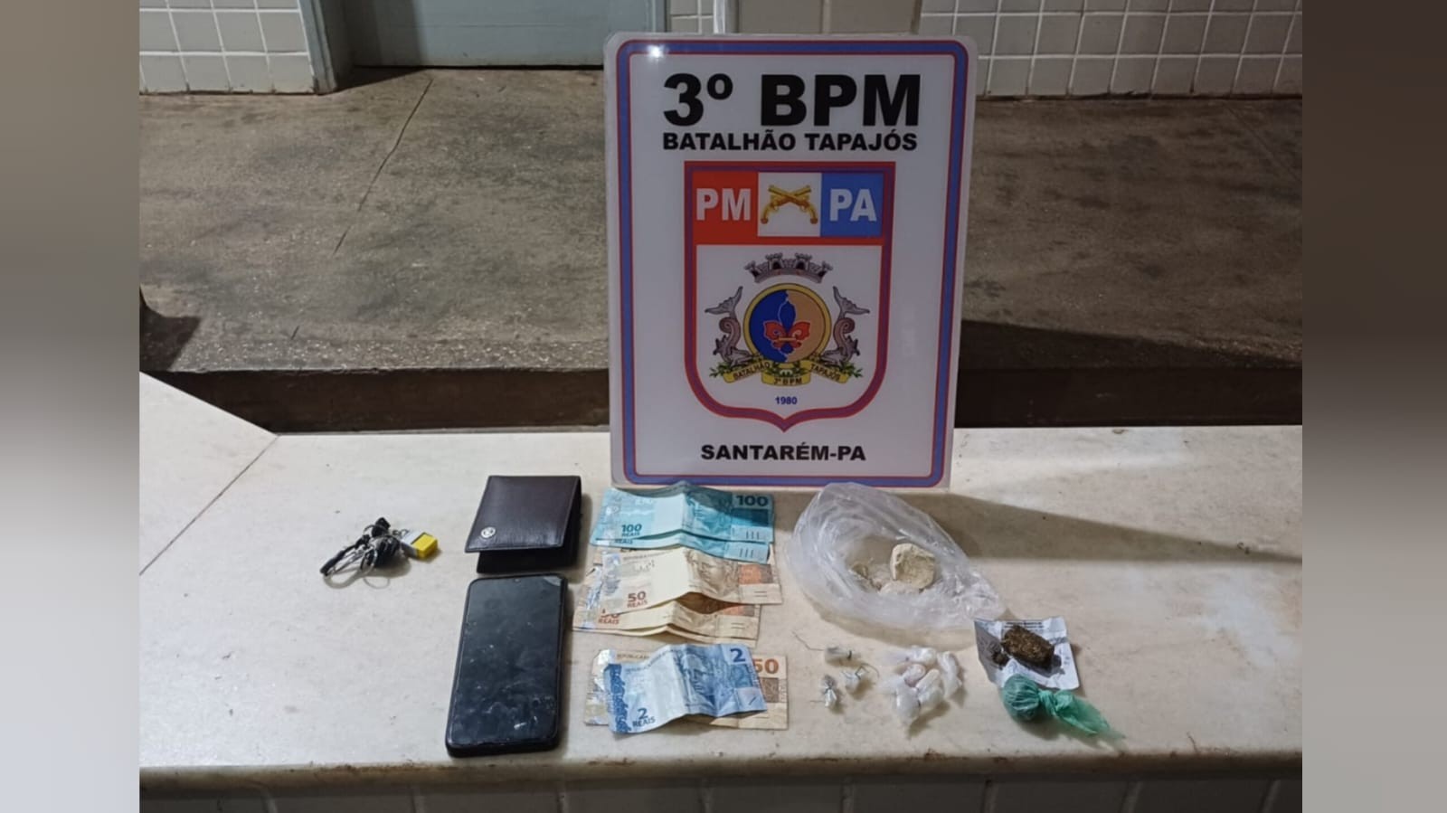 Homem joga droga no rio ao perceber chegada da Polícia na área do Mercado do Peixe em Santarém; três foram presos