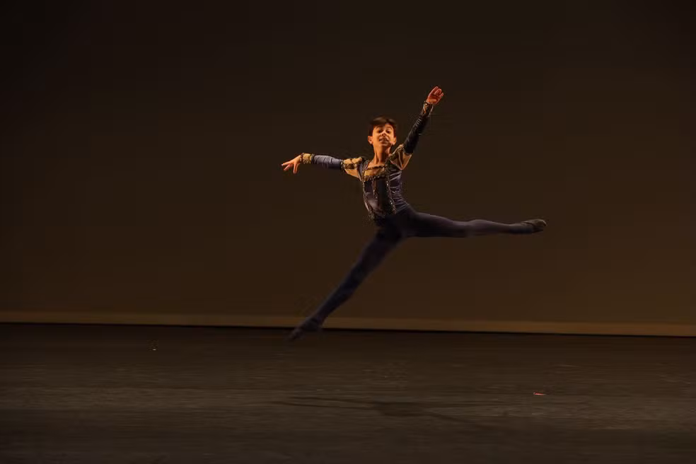 Eduardo Milward é o bailarino brasileiro mais jovem a participar da final do Youth America Grand Prix 2026 — Foto: AT Fotografia/Divulgação 