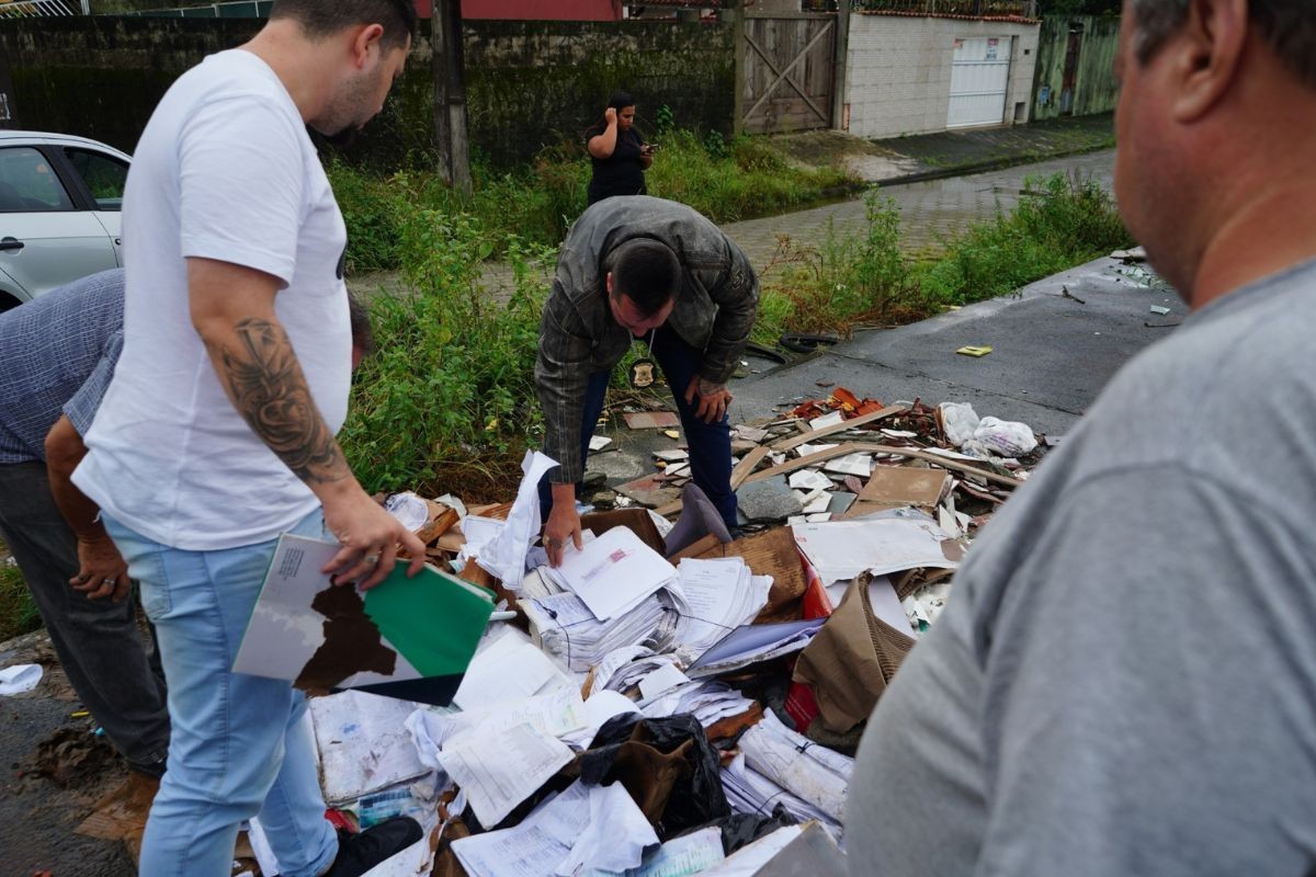 Empresa é multada por descarte irregular de documentos de clientes em rua do litoral de SP; FOTOS  