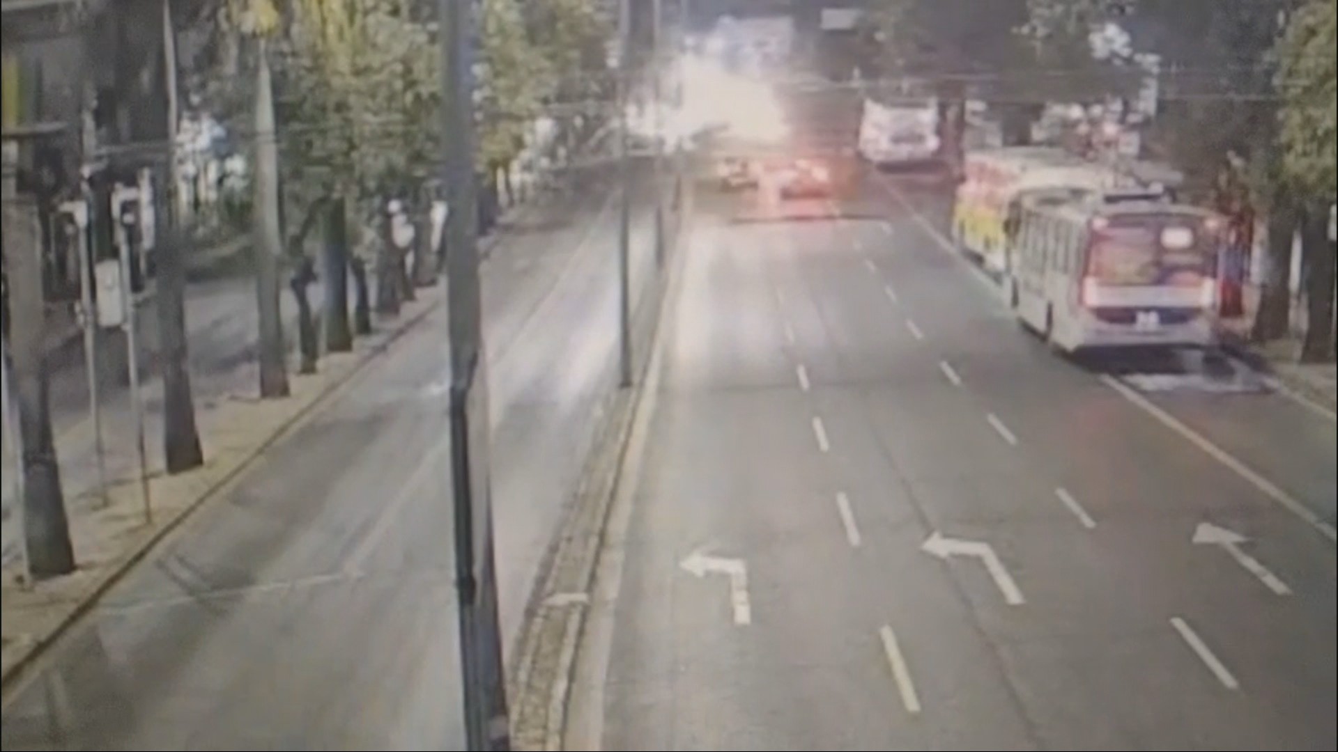 Câmera de segurança registra momento do acidente que matou estagiária da TV Record em BH
