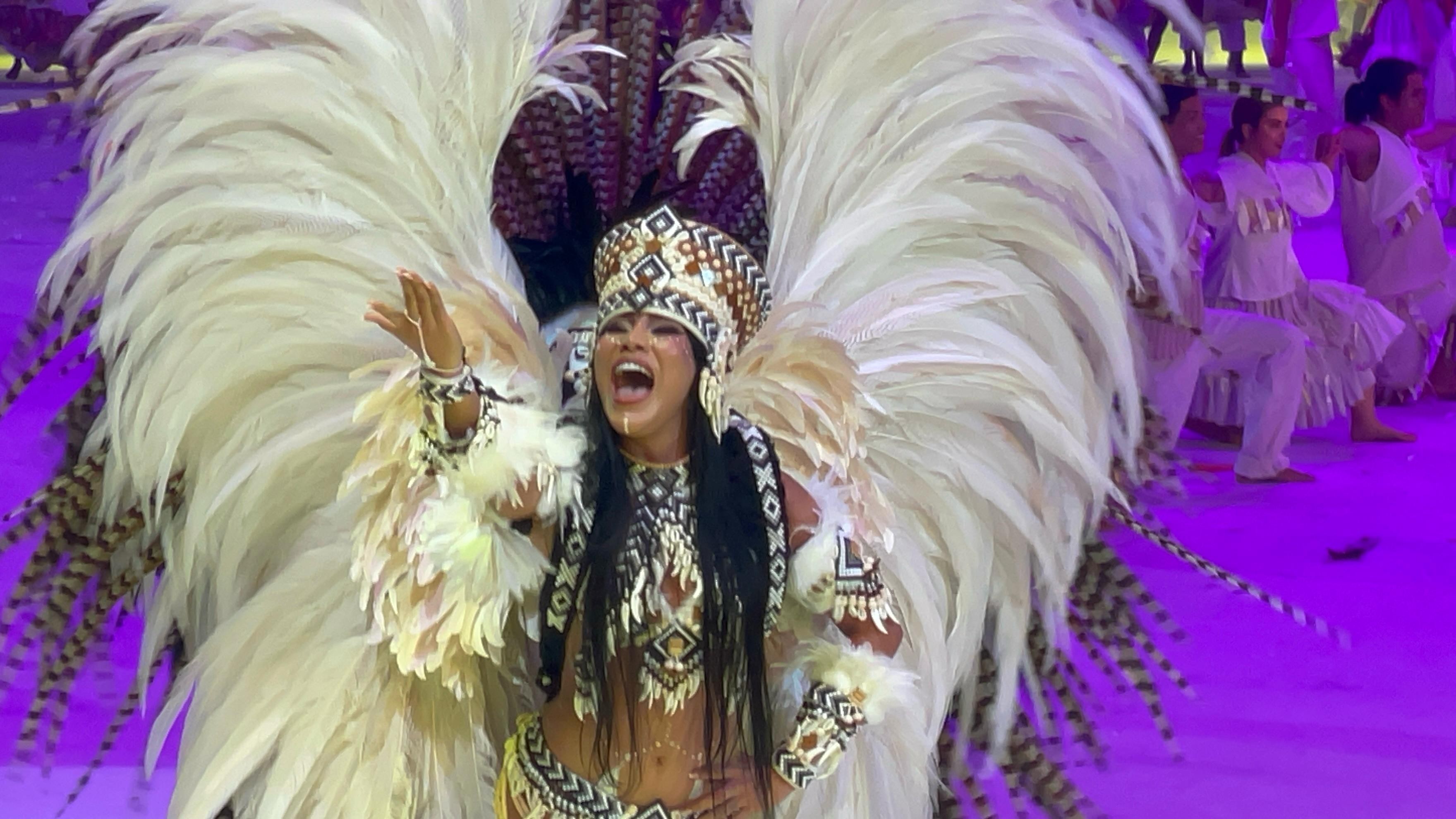 Rainha Lívia Cristina surge em alegoria que exalta o povo negro da Amazônia na 1ª noite do Festival de Parintins 2025