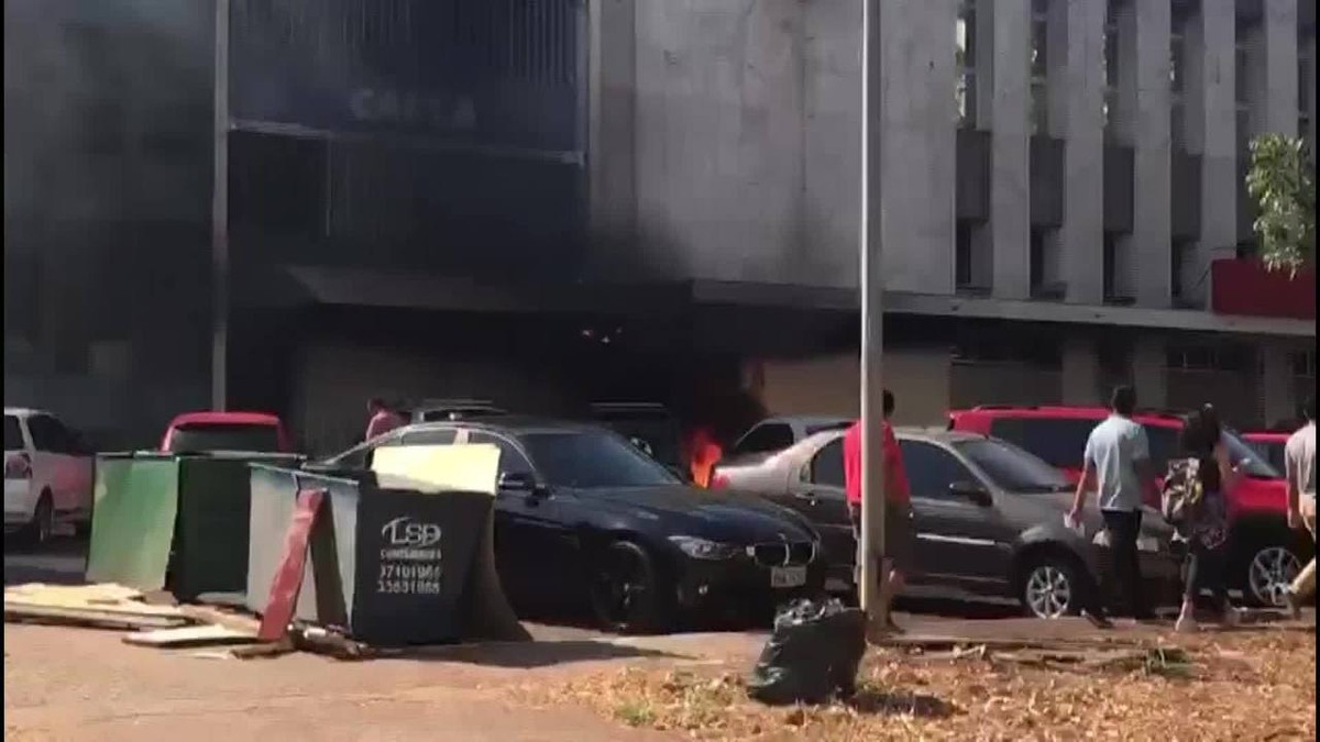 G1 - Carro de corrida desenvolvido por estudantes da UnB é exposto no DF -  notícias em Distrito Federal