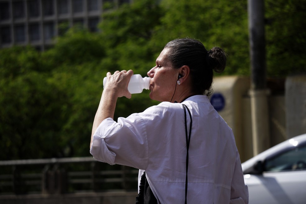 Pedestre se refresca em quinta-feira (26) de forte calor na região central de São Paulo — Foto: CRIS FAGA/DRAGONFLY PRESS/ESTADÃO CONTEÚDO
