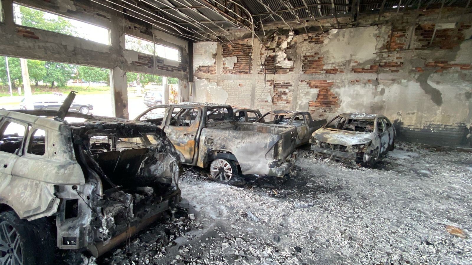 Incêndio destrói 9 veículos em garagem automotiva no interior de SP 