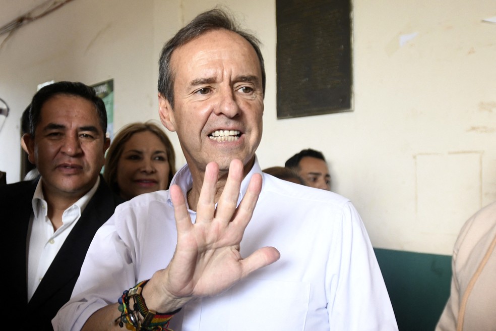 Tuto Quiroga acena para apoiadores enquanto acompanha seu companheiro de chapa à vice-presidência, Juan Pablo Velasco — Foto: RODRIGO URZAGASTI / AFP