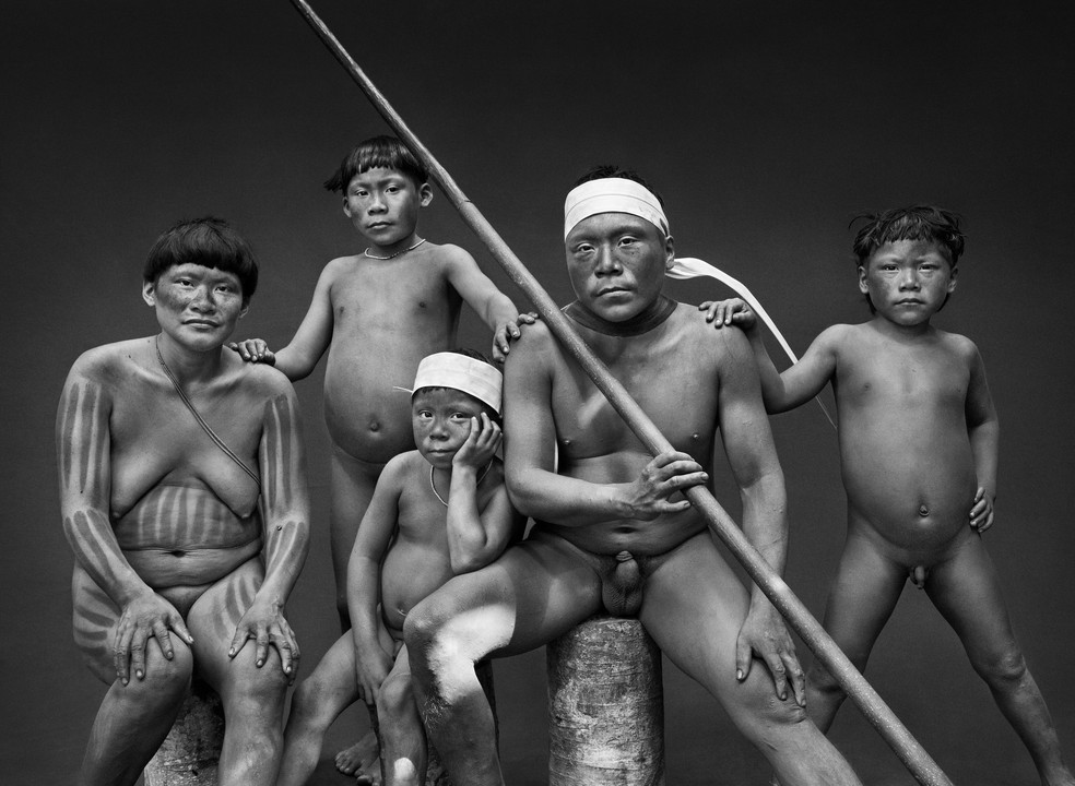 Família Korubo, em foto tirada no Amazonas em 2017 — Foto: Sebastião Salgado/Divulgação
