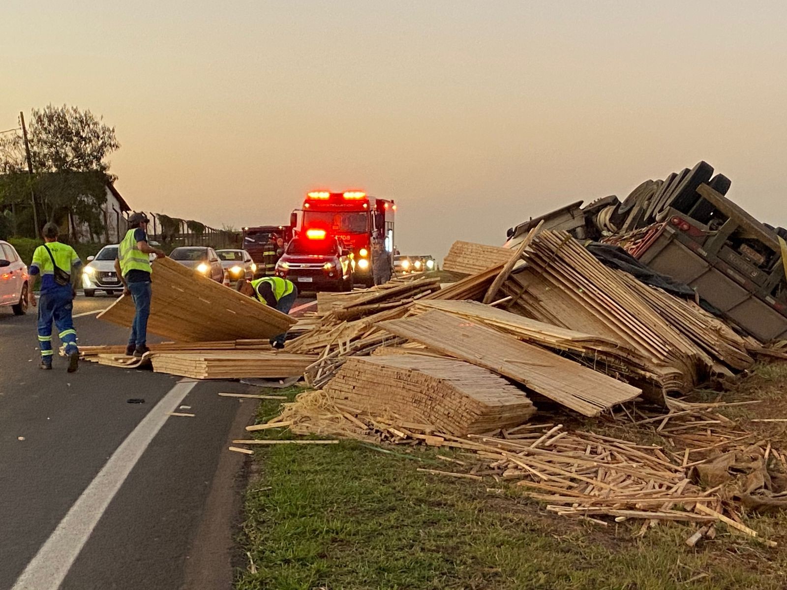 Caminhão com madeira tomba no Anel Viário em Piracicaba e interdita faixa