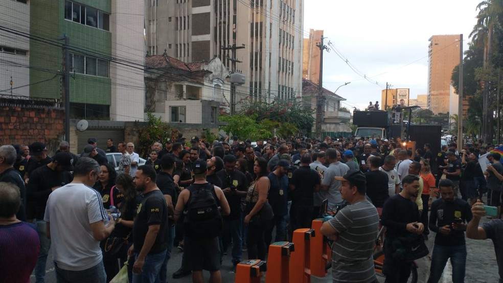 Protesto de profissionais da segurança na Praça do Derby, no Recife — Foto: Luiz Felipe Matos/TV Globo