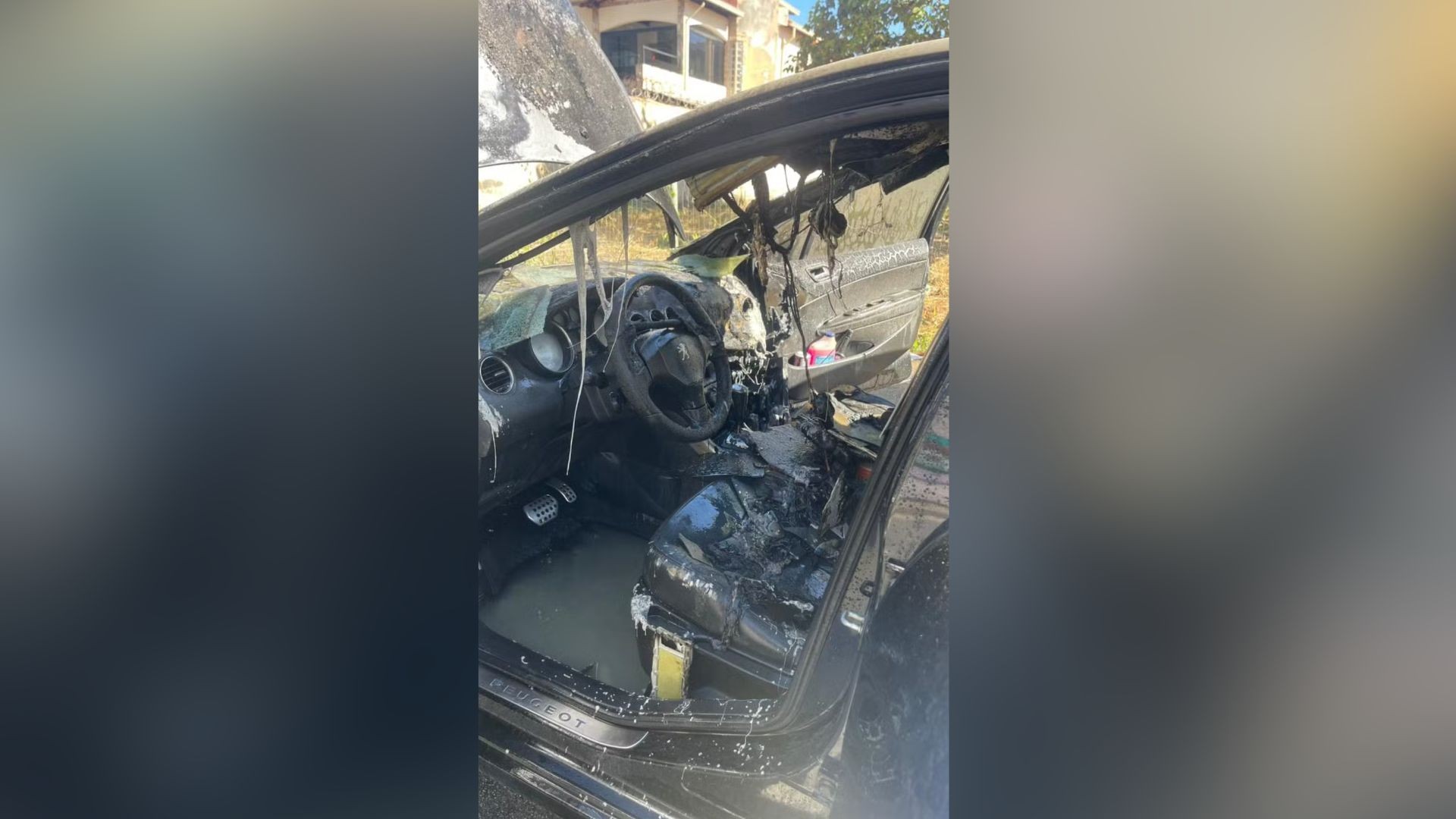 Carro fica destruído após pegar fogo no Bairro Bom Pastor, em Divinópolis