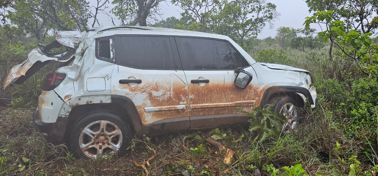 Carro capota na BR-210 em Macapá e deixa duas pessoas feridas