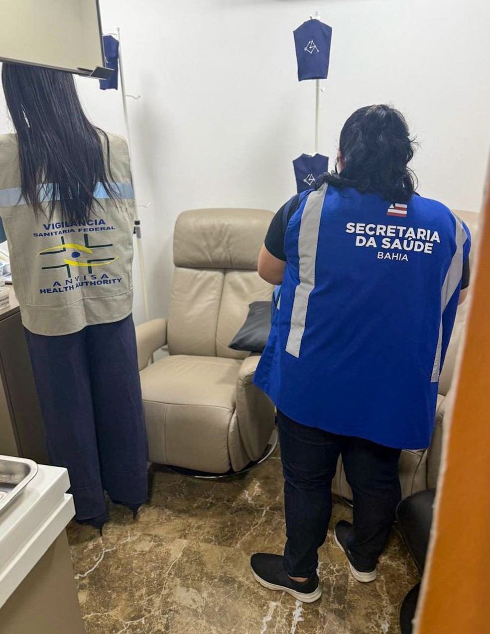 Funcionários da Anvisa e da Vigilância Sanitária da Bahia participam da Operação Slim, da Polícia Federal (PF), nesta quinta-feira (27). — Foto: Reprodução/GloboNews