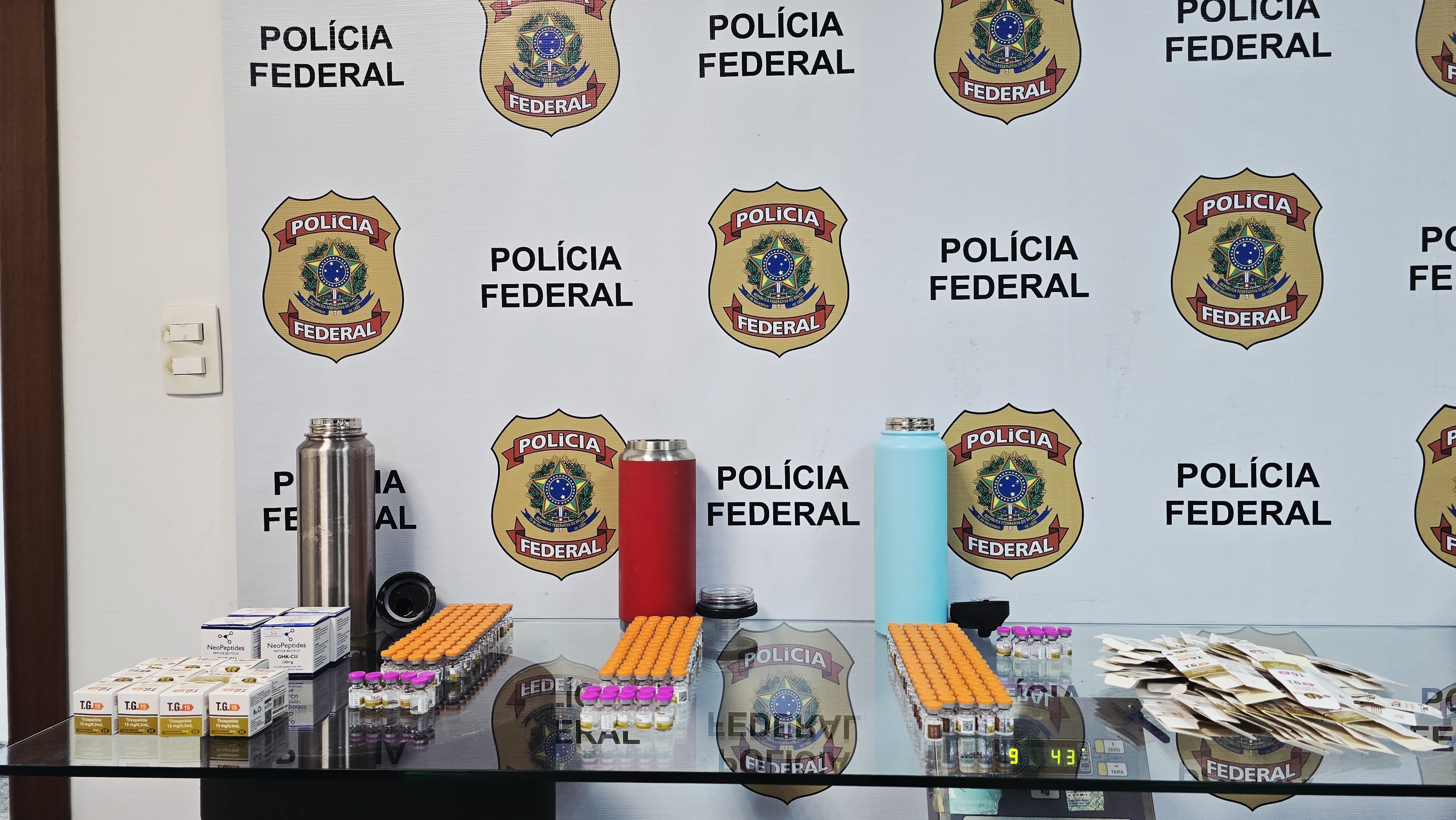 PF prende casal com 273 ampolas de remédio para emagrecer no Galeão